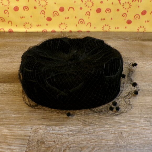 Women's Vintage Fascinator Hat Plush Black with Lace Veil and Open Crown - Picture 10 of 13